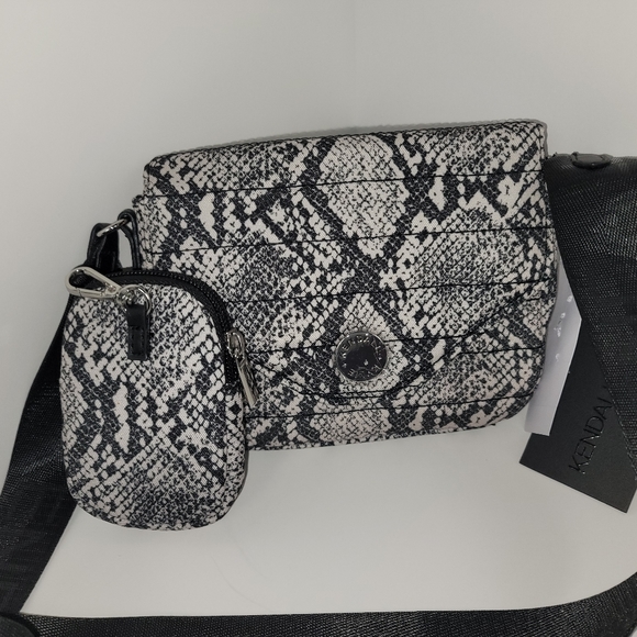 Kendall +Kylie Handbag Quilted Crossbody Bag black and white with key holder - Picture 3 of 8